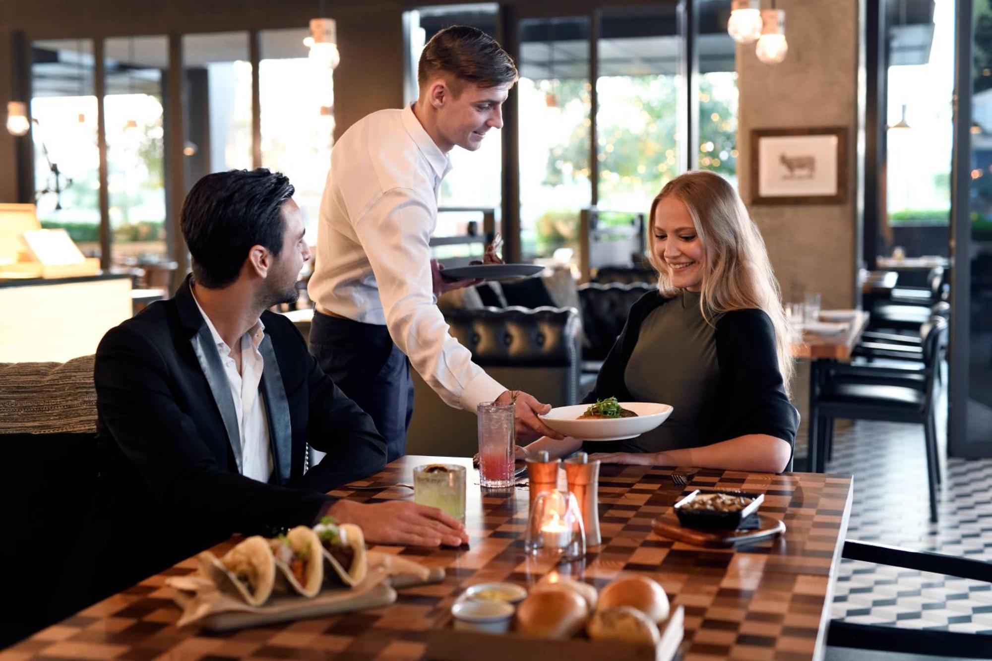 라 빌 호텔&스위트 시티 워크 두바이, 오토그래프 컬렉션 외부 사진 A waiter serving a couple