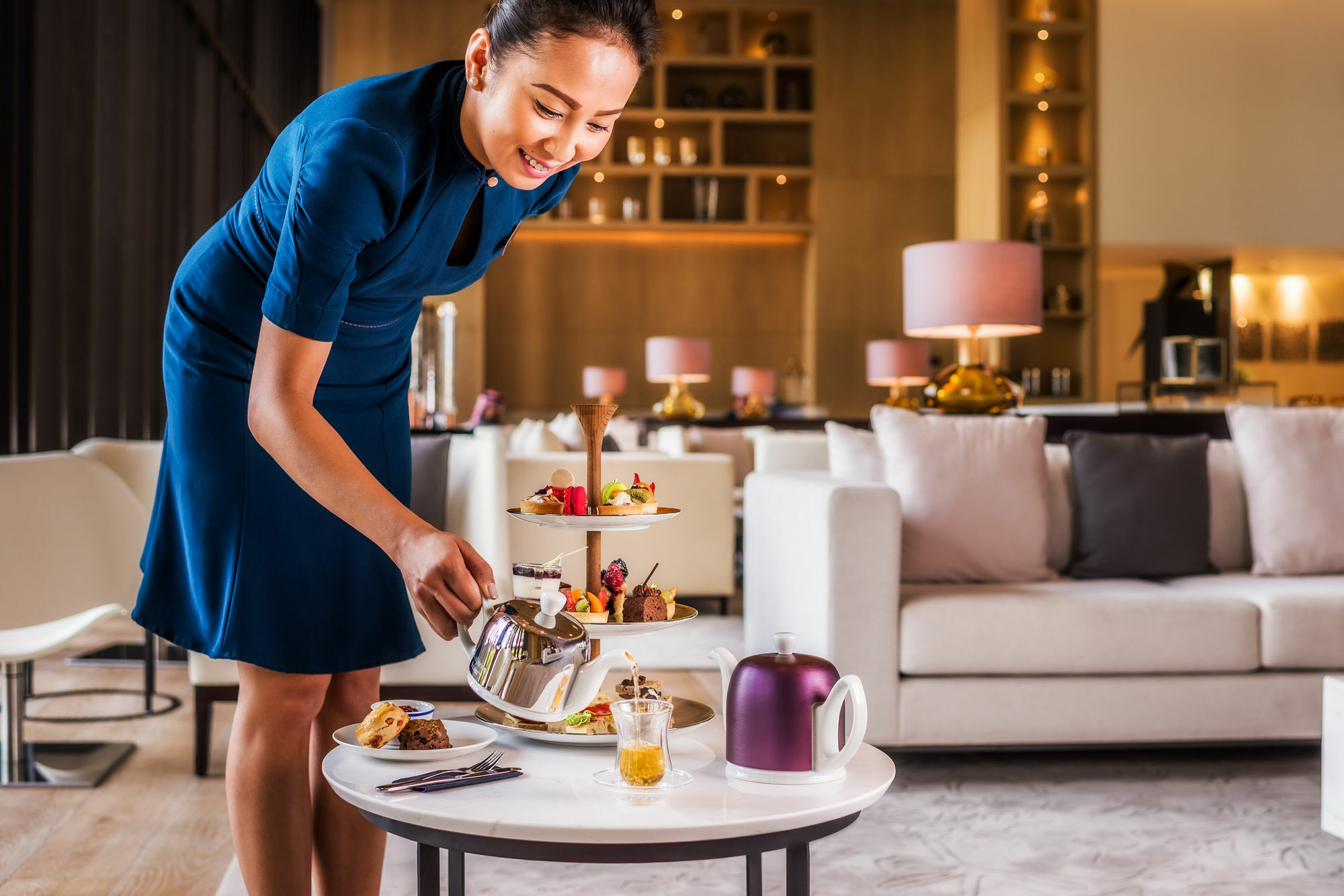 라 빌 호텔&스위트 시티 워크 두바이, 오토그래프 컬렉션 외부 사진 A room service attendant serving afternoon tea at a hotel